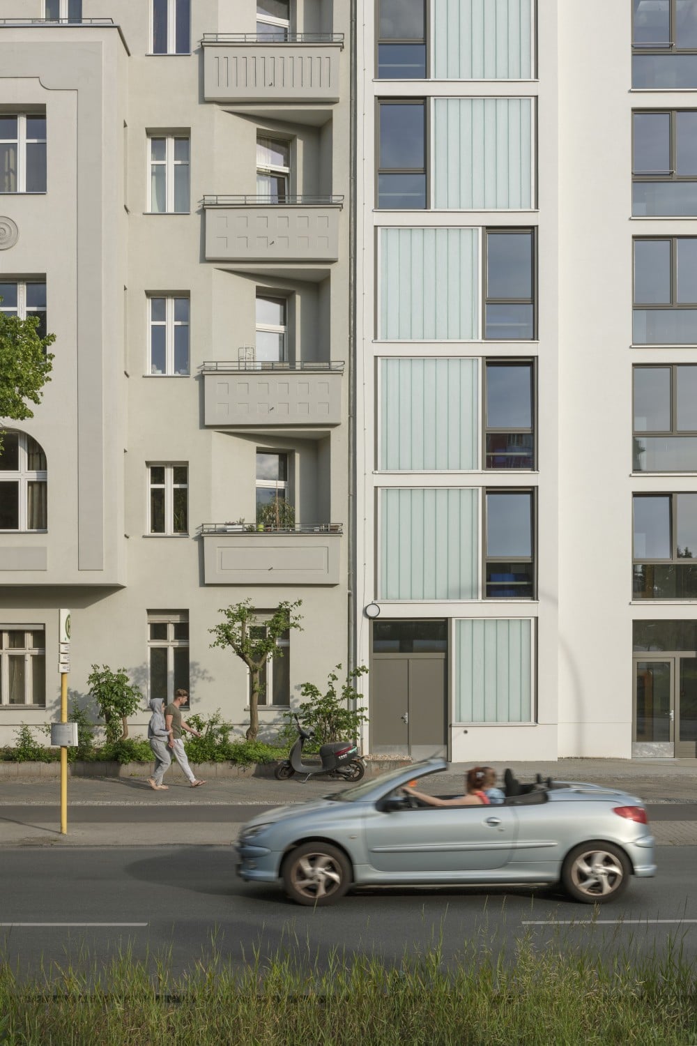 Die beiden Neubauten liegen zwischen gründerzeitlicher Blockrandbebauung und dem offeneren Gelände des Charité Campus Virchow.