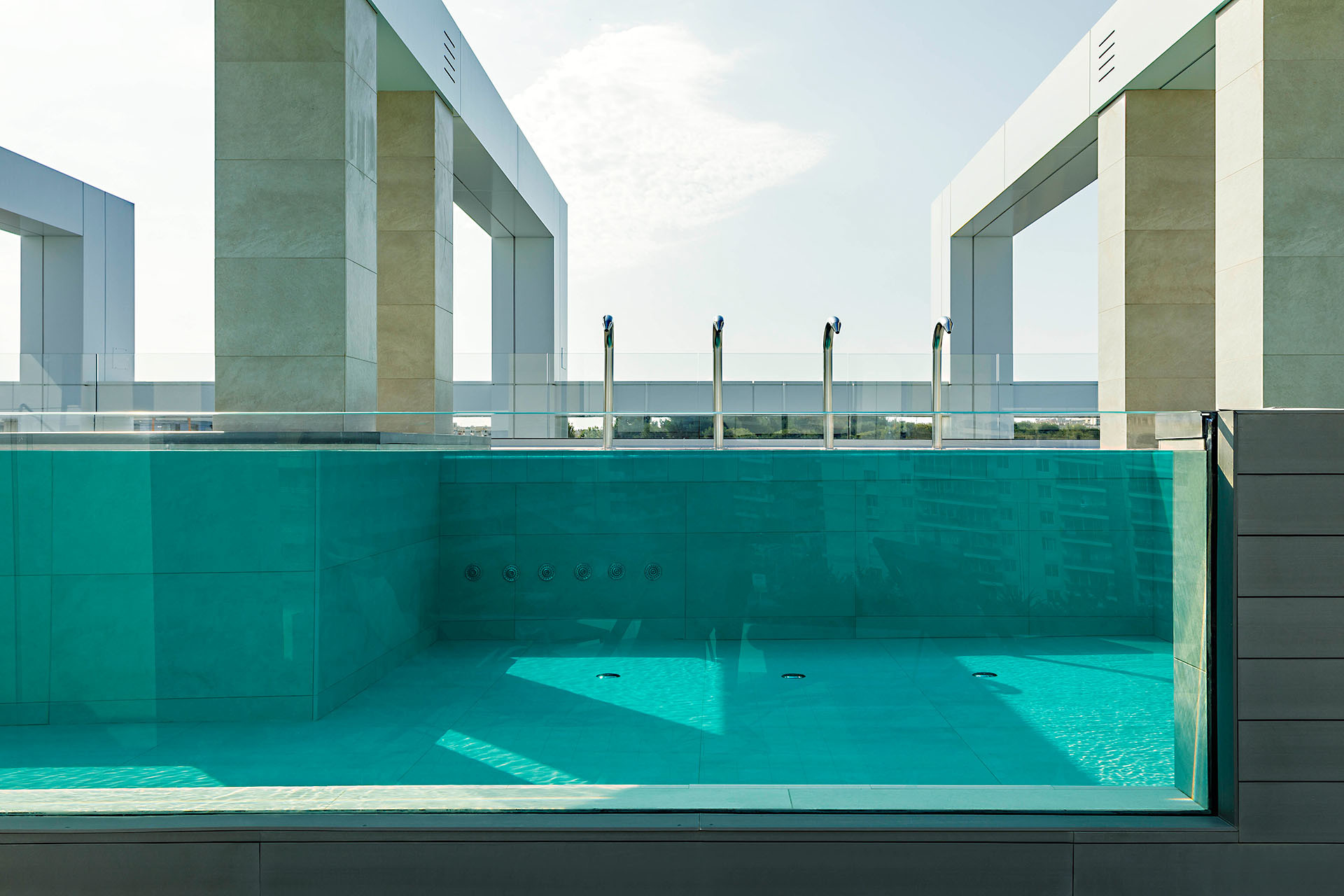 Sandfarbene Feinsteinzeugfliesen Fur Rooftop Pool Fliesen Und Platten News Produkte Baunetz Wissen