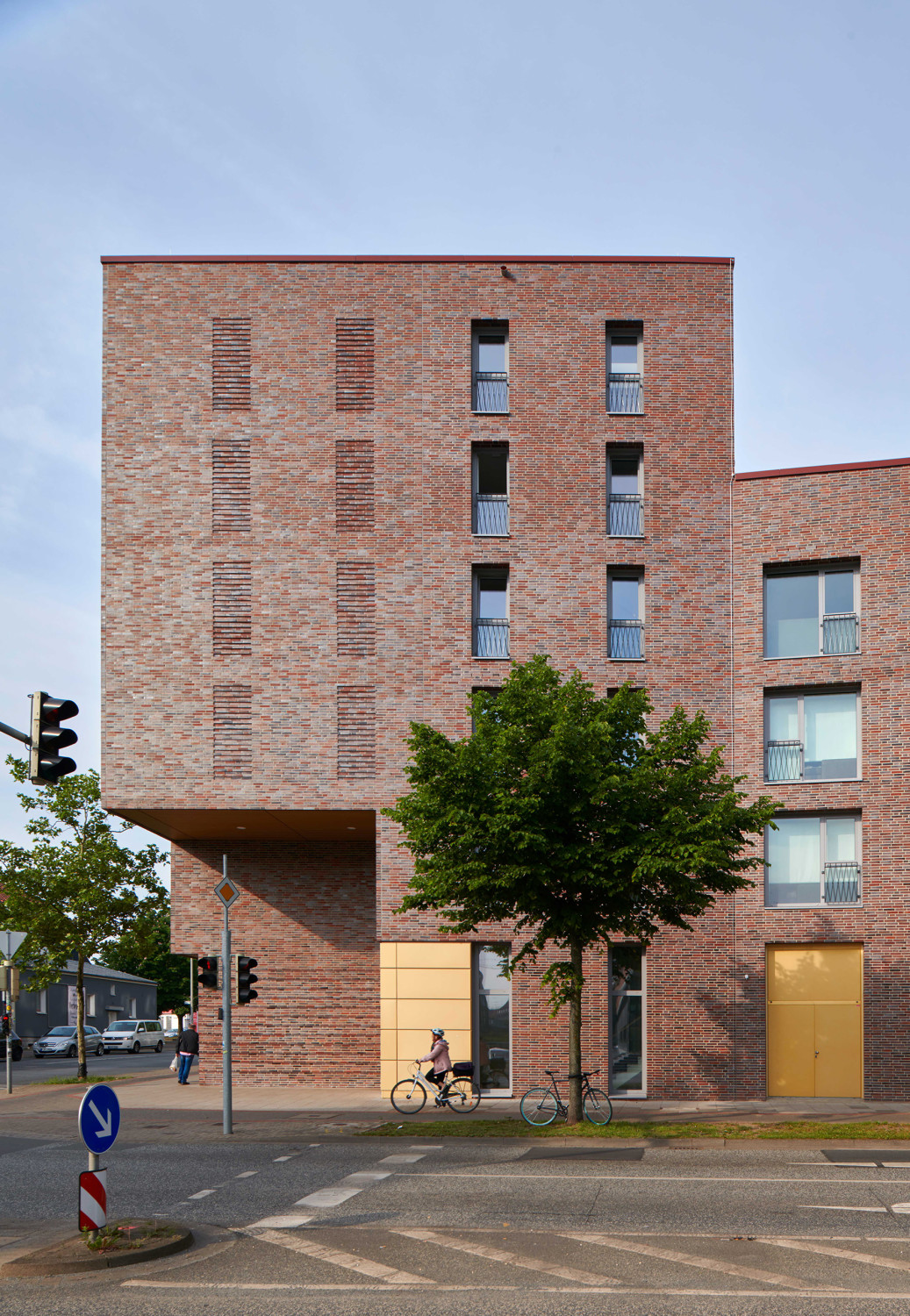 Die Ecksituation wurde von den Architekten durch einen zweigeschossigen Einschnitt markant ausformuliert.