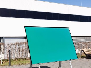 Für eine gestalterisch ansprechende oder akzentuierende Einbindung von PV in Gebäudestrukturen hat das Fraunhofer ISE Module entwickelt, die frei wählbare Formate und -farben ermöglichen. Die in Fassaden oder Dächer integrierbaren MorphoColor-Module sind hocheffizient und in vielen Farbvarianten herstellbar. 