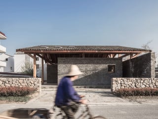 Gad • line+ studio planten für das Dorf Dongziguan ein Gemeinschaftshaus mit den lokalen Materialien Stein, Klinker und Holz.