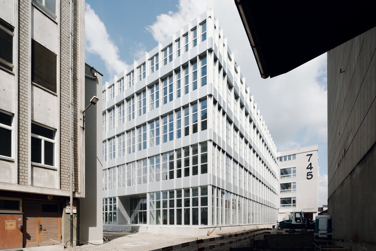 Unter anderem bezog das Institut Design und Kunst der Hochschule Luzern den sechsgeschossigen Industriebau 745. Das Architekturbüro Harry Gugger Studio plante den drei Jahre später eröffneten Erweiterungsbau 744 (mittig im Bild).