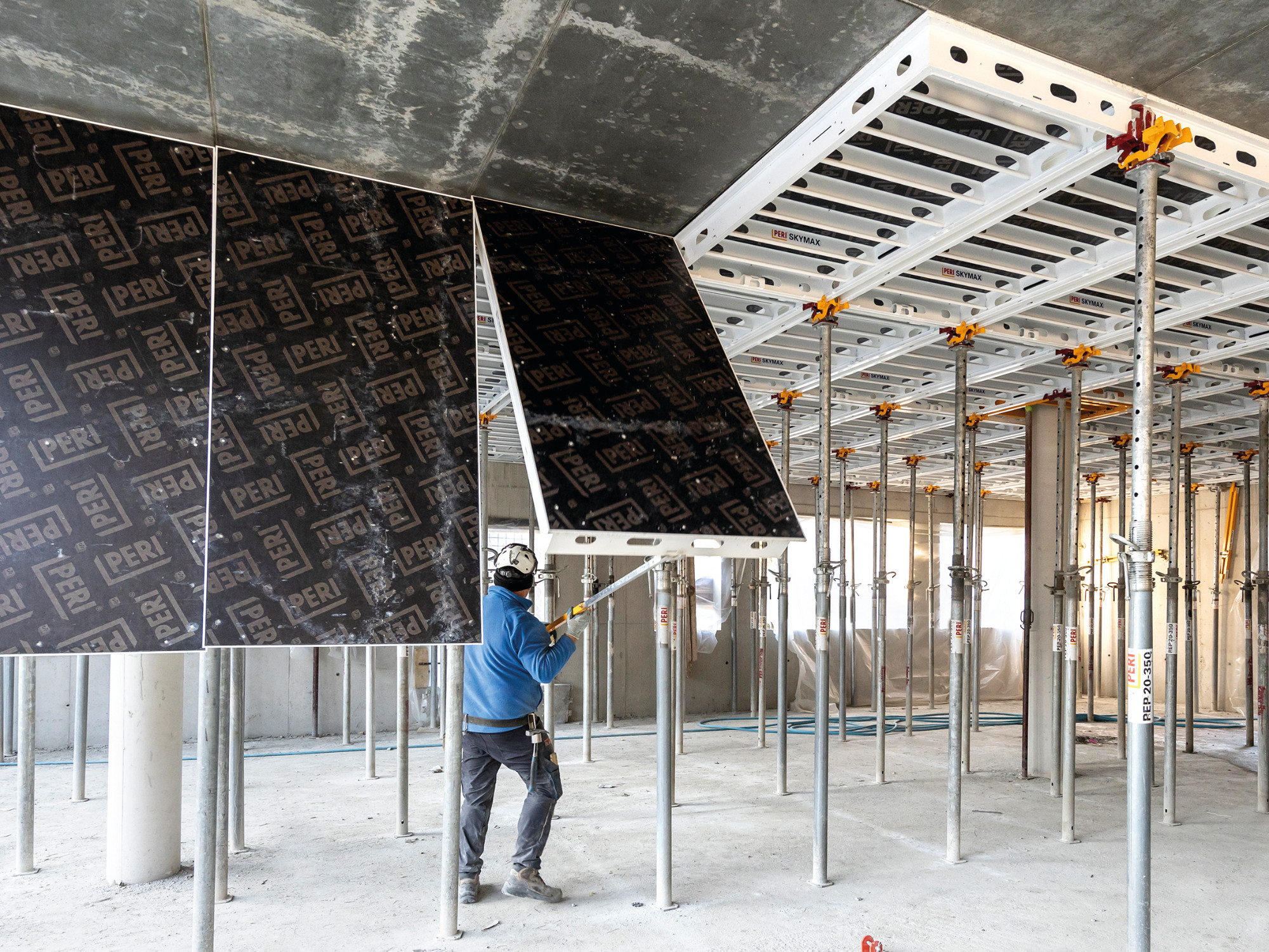 Die leichten Aluminium- und Polymer-Elemente der Paneel-Deckenschalung werden ausschließlich von der unteren Ebene aus montiert. 