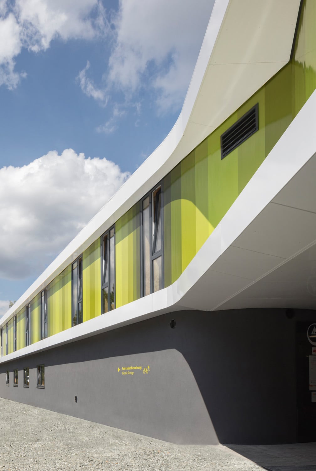 Die Aluminiumpaneele mit geschlossener Oberfläche können neben Fassaden auch für Dachuntersichten, Wand- und Unterdeckenverkleidungen eingesetzt werden.