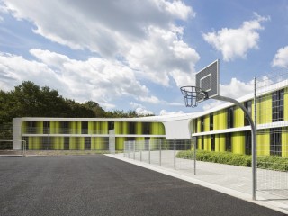In fünf abgestuften Gelb- und Grüntönen zieren die pulverlackierten Aluminiumpanele von hersteller Küffner die Fassade der neuen Jugendherberge Bayreuth.