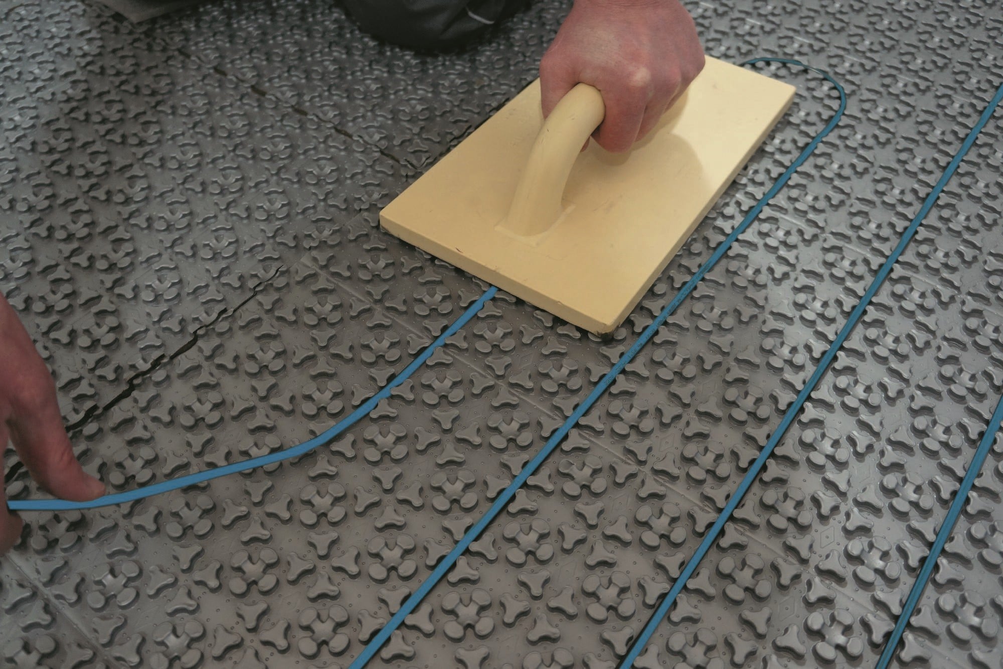 Die radiale Kabelführung der Matte verhindert, dass die Kabel knicken oder ein Hitzestau entsteht.