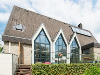 Inder Nähe von Osnabrück ließ sich ein Bauherrenpaar eine ungenutzte Kirche der 1980er-Jahre zum Eigenheim umbauen.