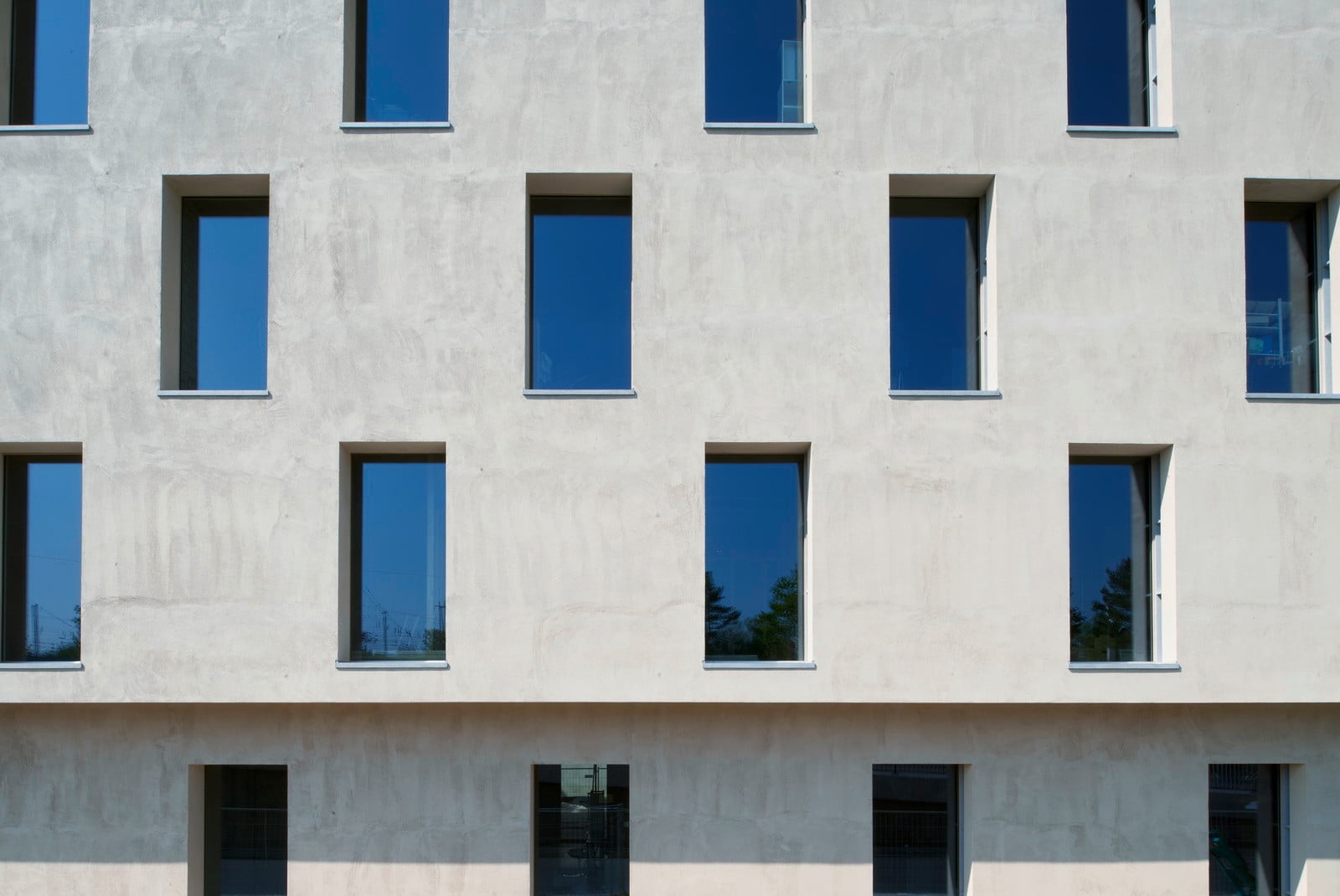 Die tiefen Fensterlaibungen sind Teil des Energiekonzepts - sie dienen im Sommer als Sonnenschutz.
