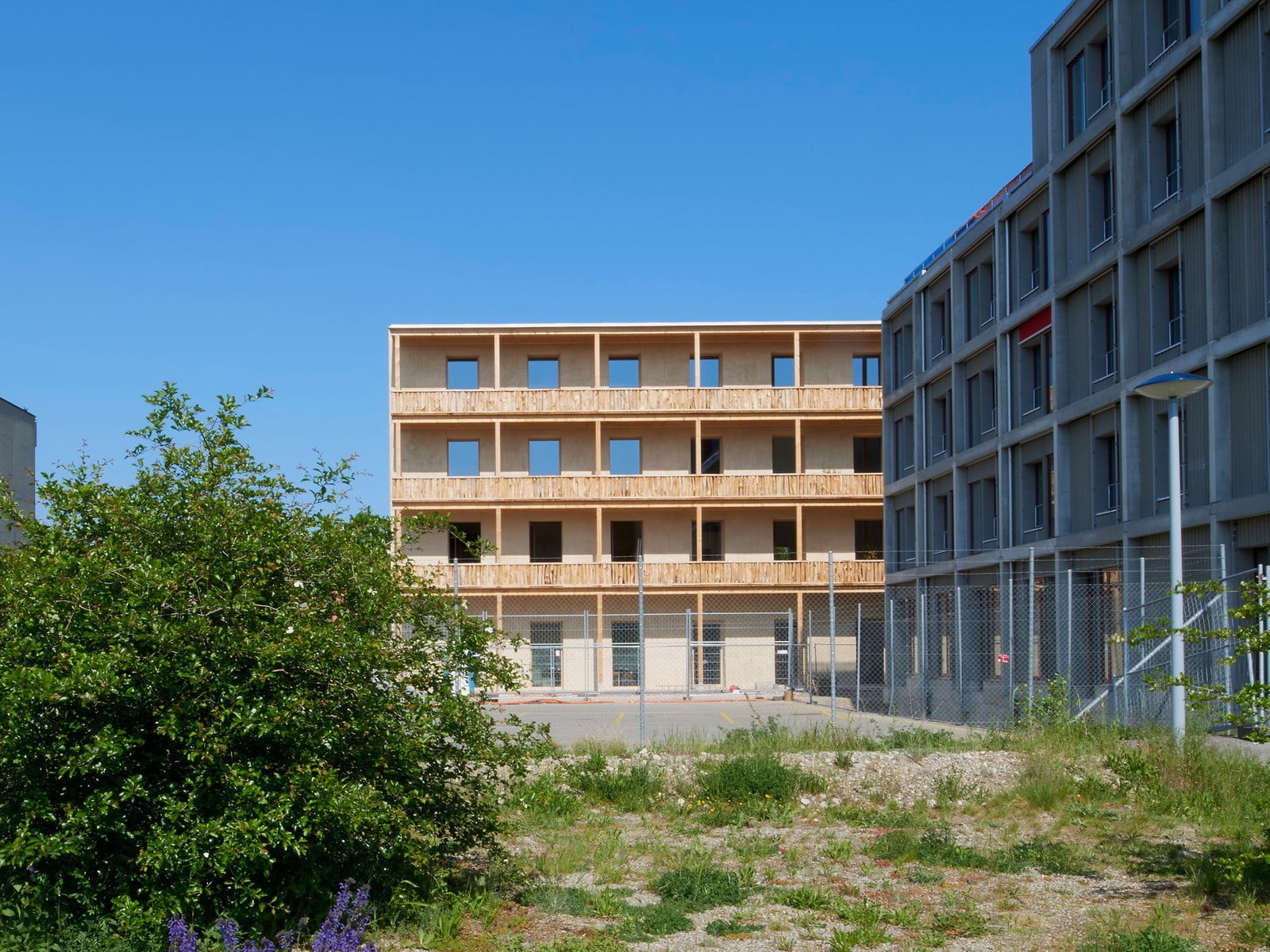 Das Wohnatelierhaus befindet sich auf dem Erlenmatt-Ost-Areal, einem Entwicklungsgebiet im Norden von Basel.