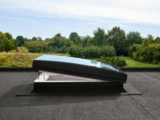 Die randlose Oberfläche und eine gebogene Verglasung sollen beim Flachdach-Fenster Konvex-Glas von Velux das ungehinderte Ablaufen von Niederschlagswasser gewährleisten.
