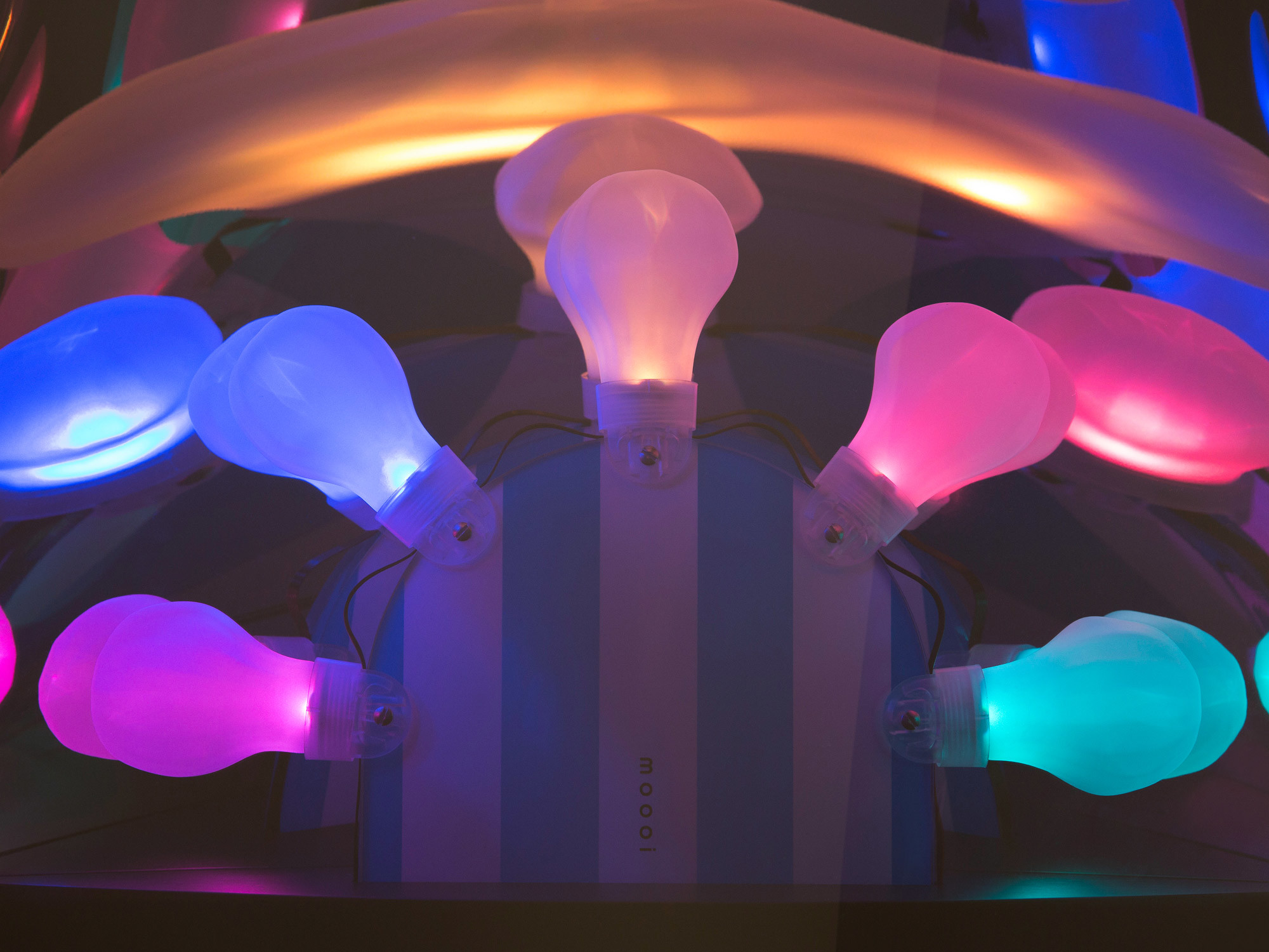 Hinter der einseitig verspiegelten Scheibe befinden sich fünf LED-Lichtquellen, die entweder farbenfroh im Disco-Look oder ...
