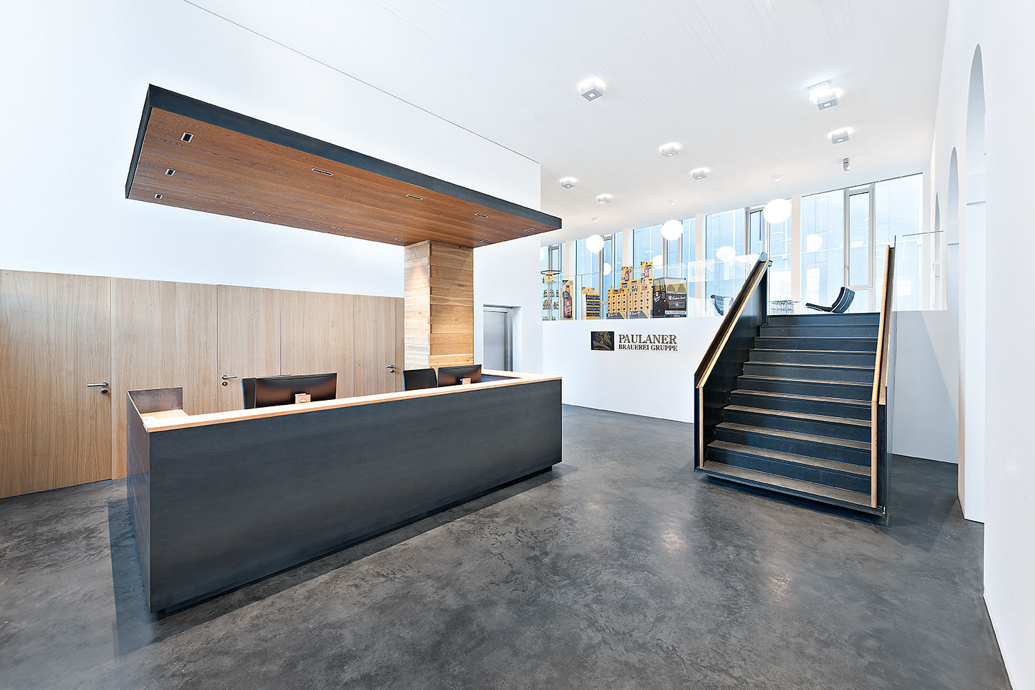 Die Lobby befindet an der Schnittstelle zwischen Alt- und Neubau.