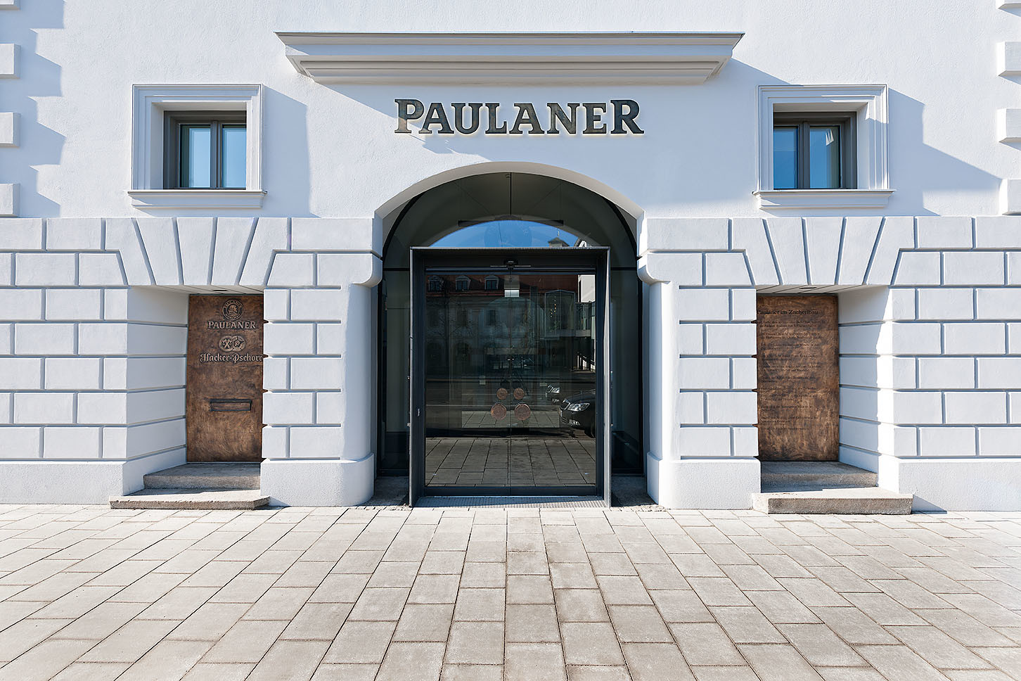 Erhalten blieben nur einzelne Teile des früheren Gebäudes, darunter das Portal.