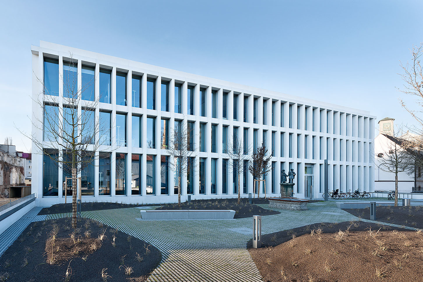 Der klassizistische Bauteil wurde zu einem Hofgebäude erweitert.
