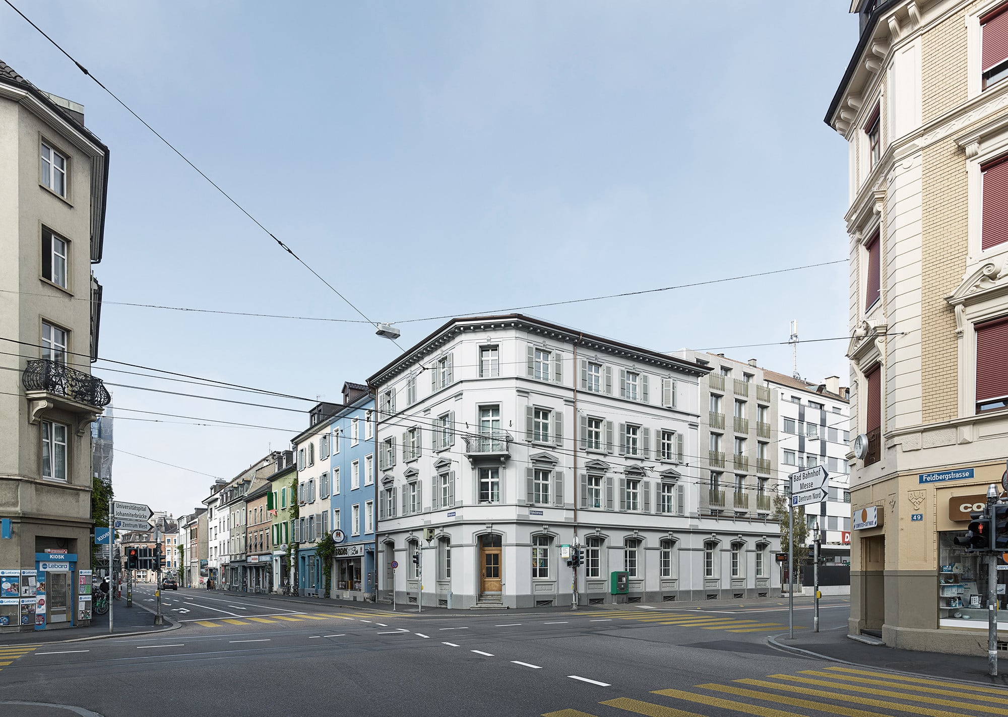 Der Neubau und die Instandsetzung des benachbarten denkmalgeschützten Eckgebäudes wurden vom ortsansässigen Büro Stump & Schibli Architekten geplant.