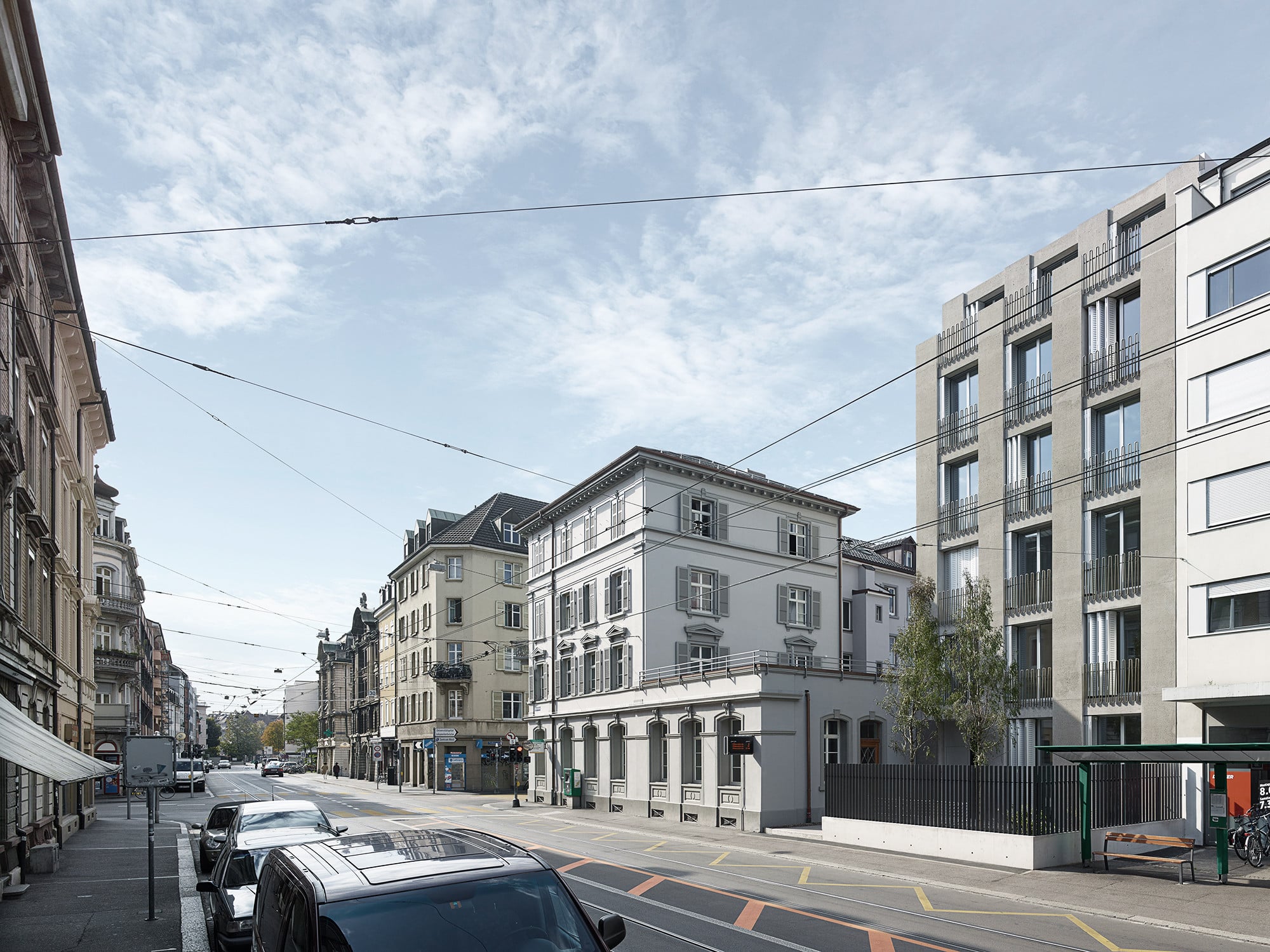 Die Fassade des fünfeinhalbgeschossigen Wohnhauses setzt auf eine vertikale Gliederung, die die turmhafte Wirkung des schmalen Bauwerks unterstreicht.