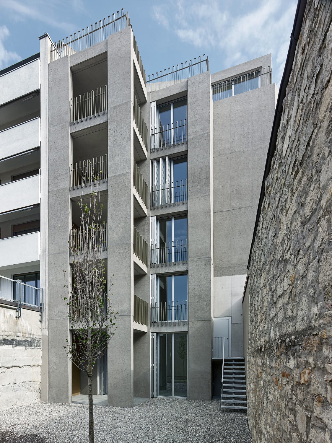 Die Wohnbereiche der Apartments sind vor allem zum rückseitigen Hof orientiert. Loggien und Terrassen schaffen private Außenräume.