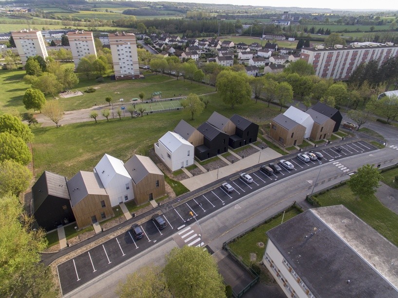 Die Bauten des sozialen Wohnens liegen am Rande eines Landschaftsparks in der französischen Kleinstadt Nogent-le-Rotrou.