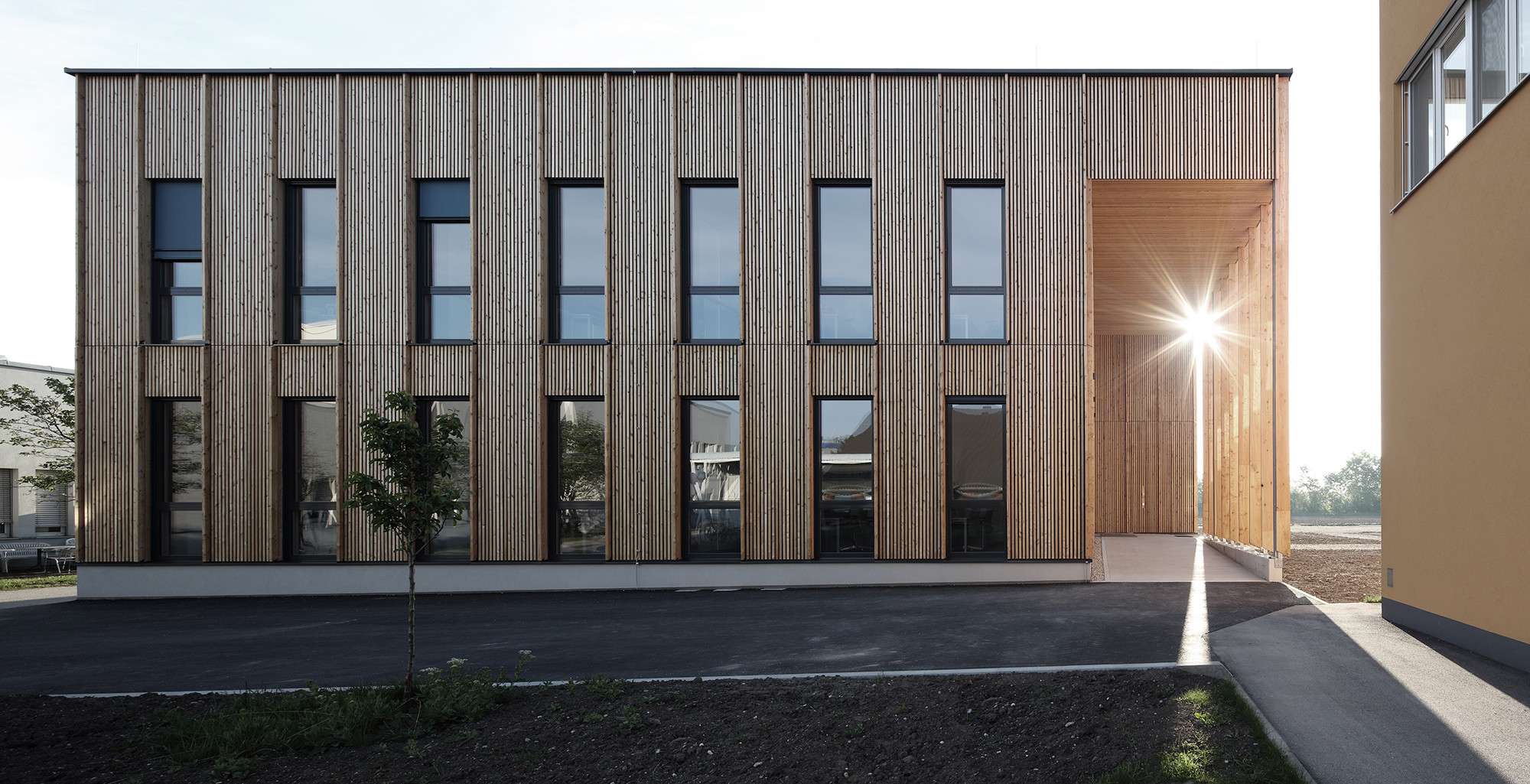 Geplant wurde das zweigeschossige Gebäude im Niedrigenergiestandard von der Arbeitsgemeinschaft SWAP Architekten und Delta Projektkonsult. 