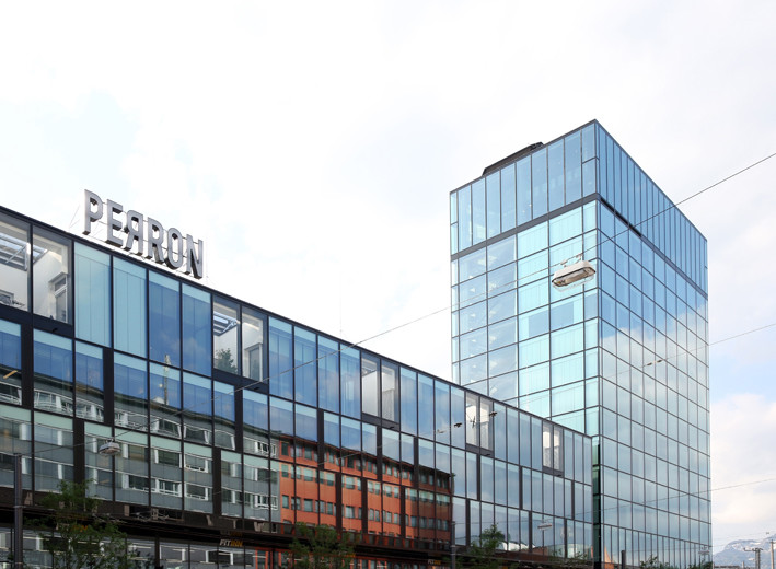 Der gläserne Neubau besteht aus zwei Baukörpern und fügt sich in die Kontur des schmalen Bauplatzes neben dem Bahnhofsgebäude ein. 