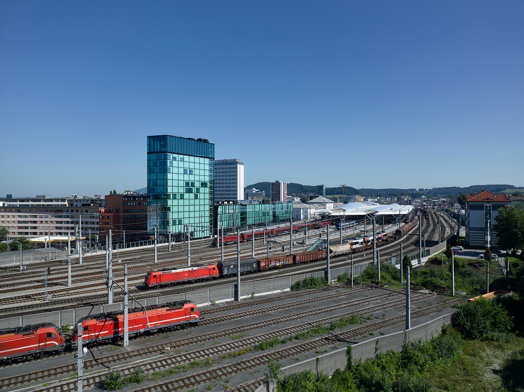 Der ungewöhnliche Name des Baus hat einen naheliegenden Ursprung: Perron bedeutet Bahnsteig und verweist auf die direkt am Gebäude angrenzenden Gleisanlagen. 