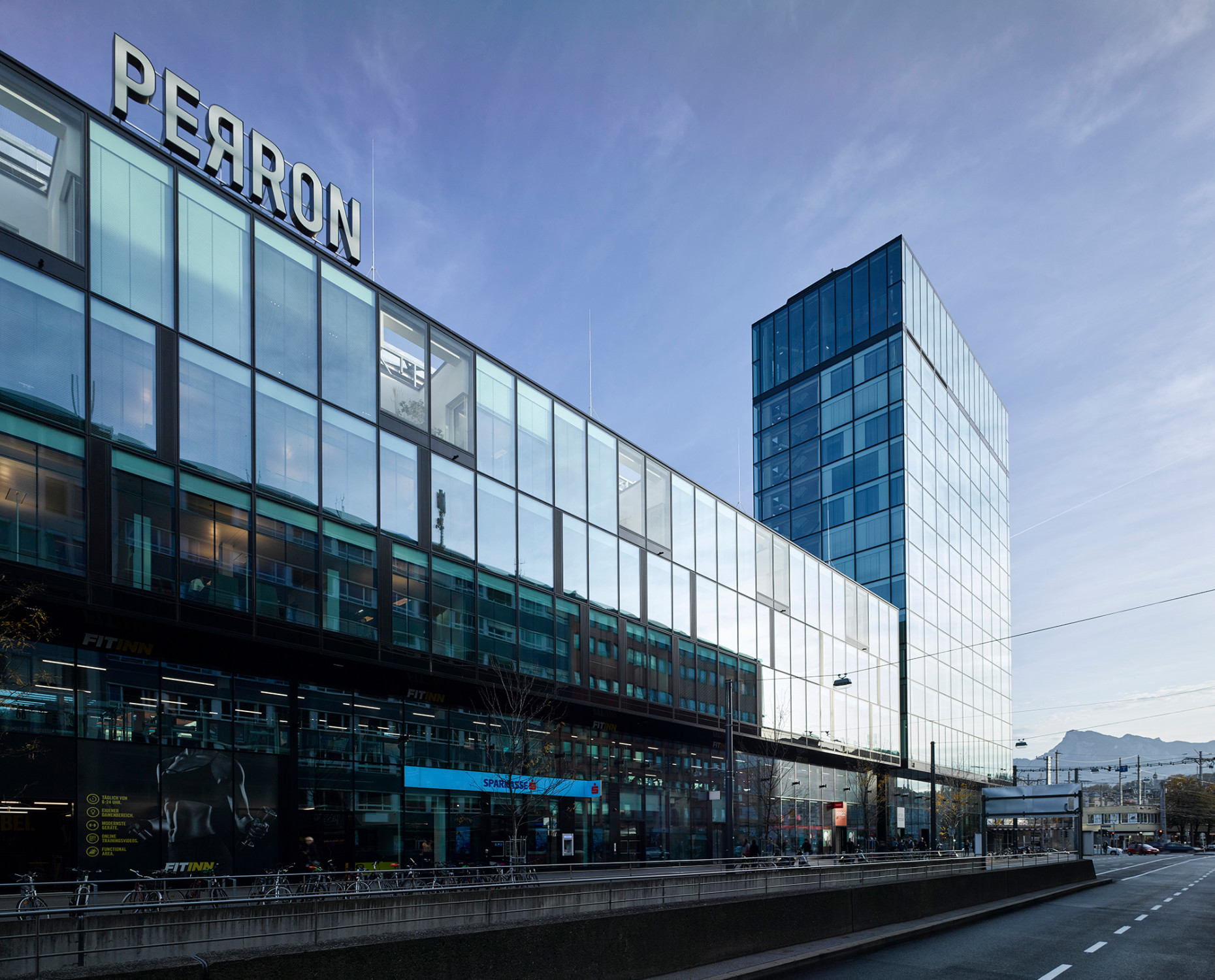 Der Langbau mit fünf Geschossen und einer Länge von 120 Metern ist als Bahnsteigbegleiter parallel zu den Gleisen und der Straße orientiert.