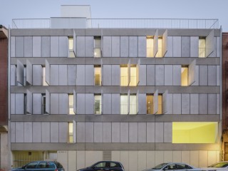 In Madrid haben FRPO Rodriguez & Oriol ein sechsgeschossiges Wohnhaus mit konträr gestalteten Fassaden realisiert.