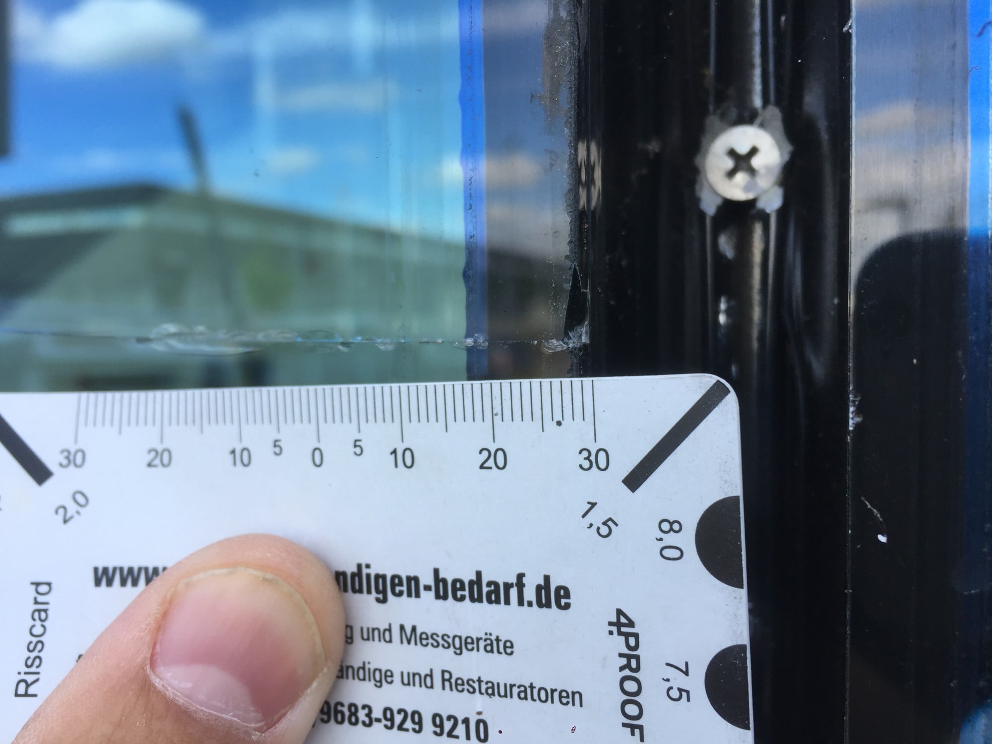 Kantenverletzung mit thermisch induziertem Glasbruch als Folge der reduzierten Kantenfestigkeit.