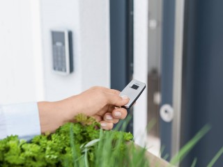 Das smarte Türschloss mit HomeTec Pro gestattet das kontaktlose Öffnen von Haus- und Wohnungstüren.