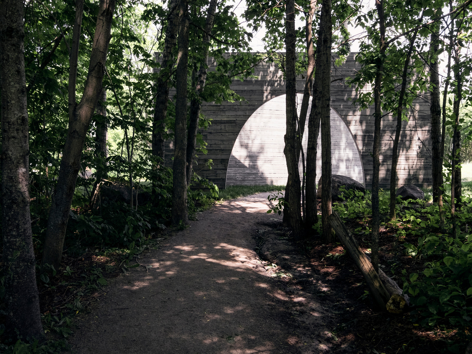 Das Bauwerk inszeniert den Übergang zwischen dem urbanen Raum und dem Park an einem Abschnitt des Flusses Saint-Charles. 