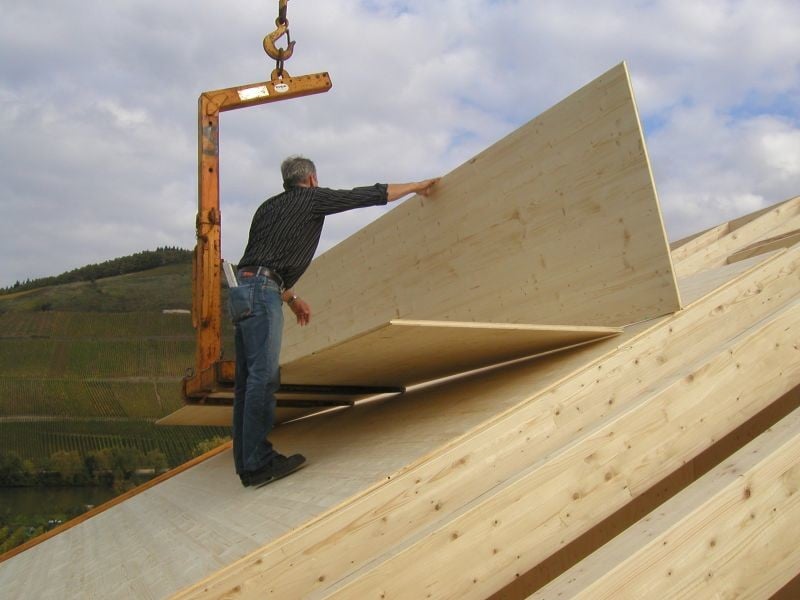 Die Holzbauplatten sind eingeordnet in die Nutzungsklasse 2 und können zum Beispiel hinter Außenbekleidungen oder unter Dächern verbaut werden.