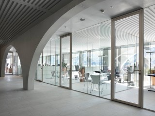 Um einen Etage, etwa für die Büronutzung, in einzelne Kompartimente zu gliedern, ohne dabei den großzügigen  Raumeindruck zu gliedern, bieten sich insbesondere Glaswände an. 