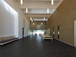 Stampflehmwand im Gemeindezentrum in Karlsruhe (PIA-Architekten, Karlsruhe)