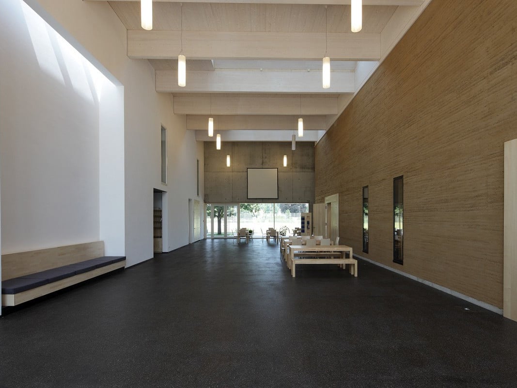 Stampflehmwand im Gemeindezentrum in Karlsruhe (PIA-Architekten, Karlsruhe)