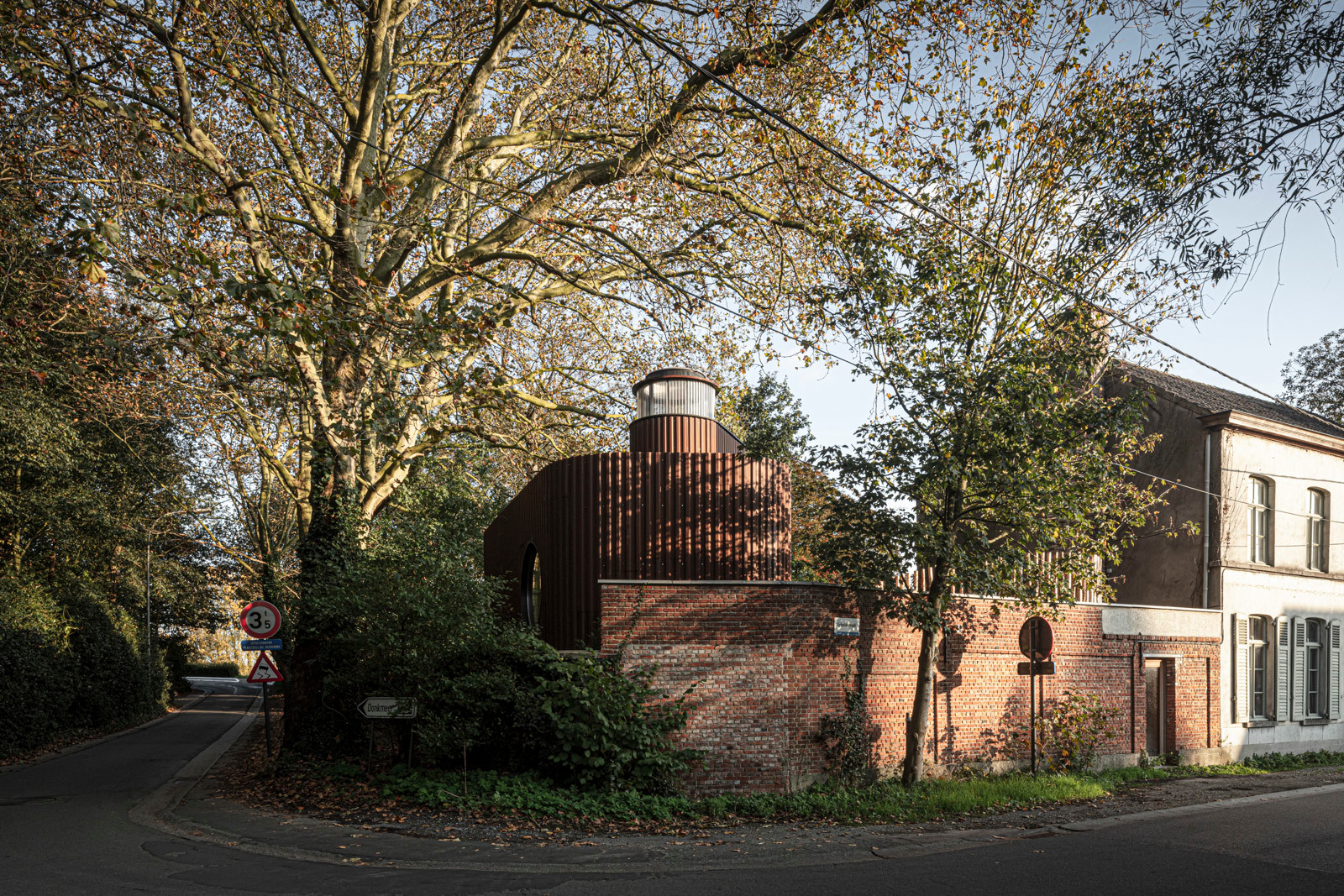 Die objekthafte Architektur interagiert mit dem zweigeschossigen Wohnhaus.