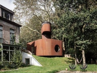 Im belgischen Berlare hat das Atelier Vens Vanbelle aus Gent ein Gästehaus für einen Filmproduzenten realisiert.
