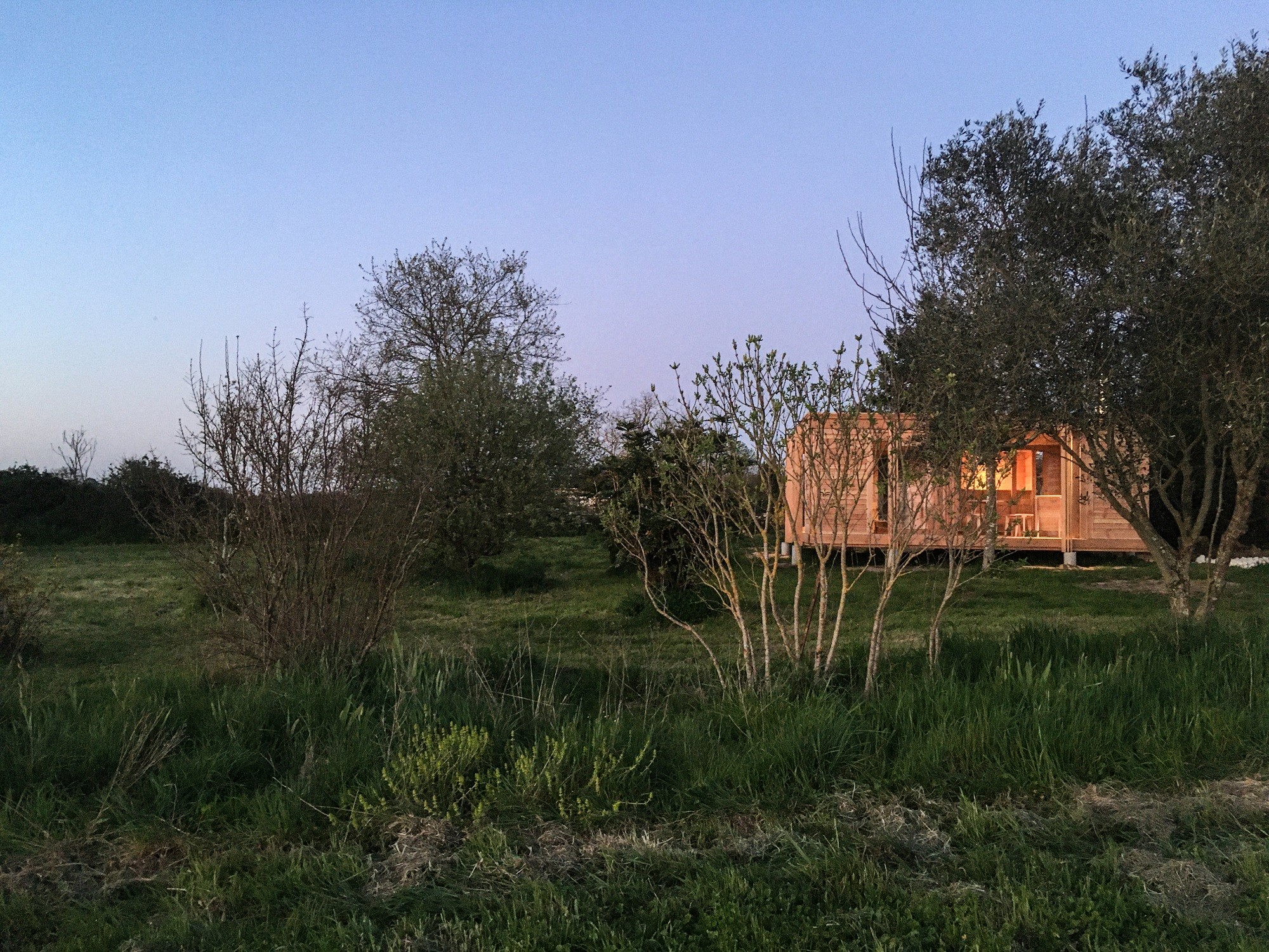 Das Gästehaus nach Plänen des Architekturbüros 2m26 steht auf einem großen Grundstück, umgeben von Feldern, Wäldern und einem Obstgarten.