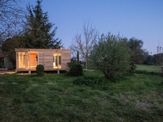 Der Holzelementbau La petite maison ist mit Abstand zum Erdreich auf Betonpfählen errichtet.