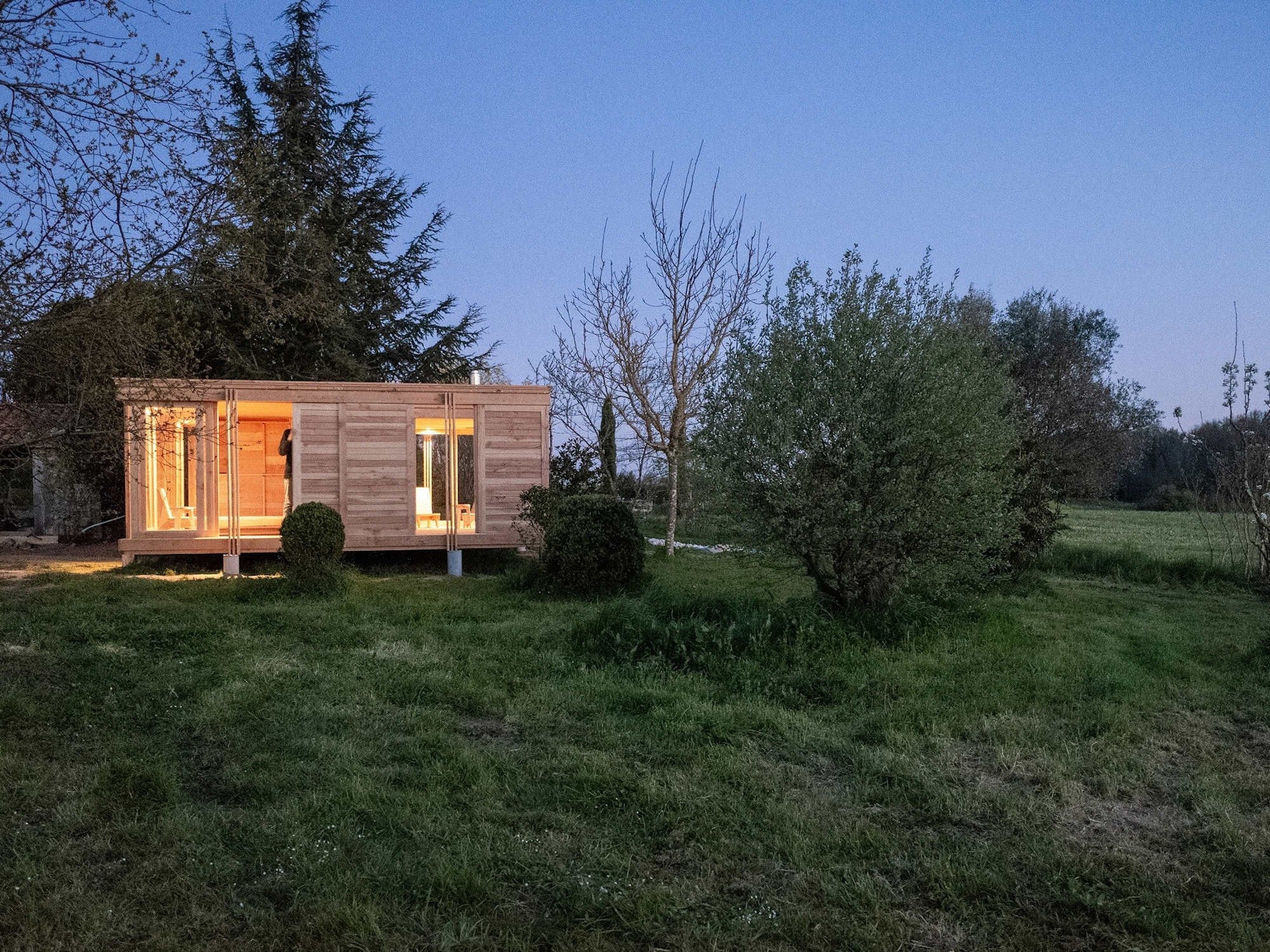 Der Holzelementbau La petite maison ist mit Abstand zum Erdreich auf Betonpfählen errichtet.