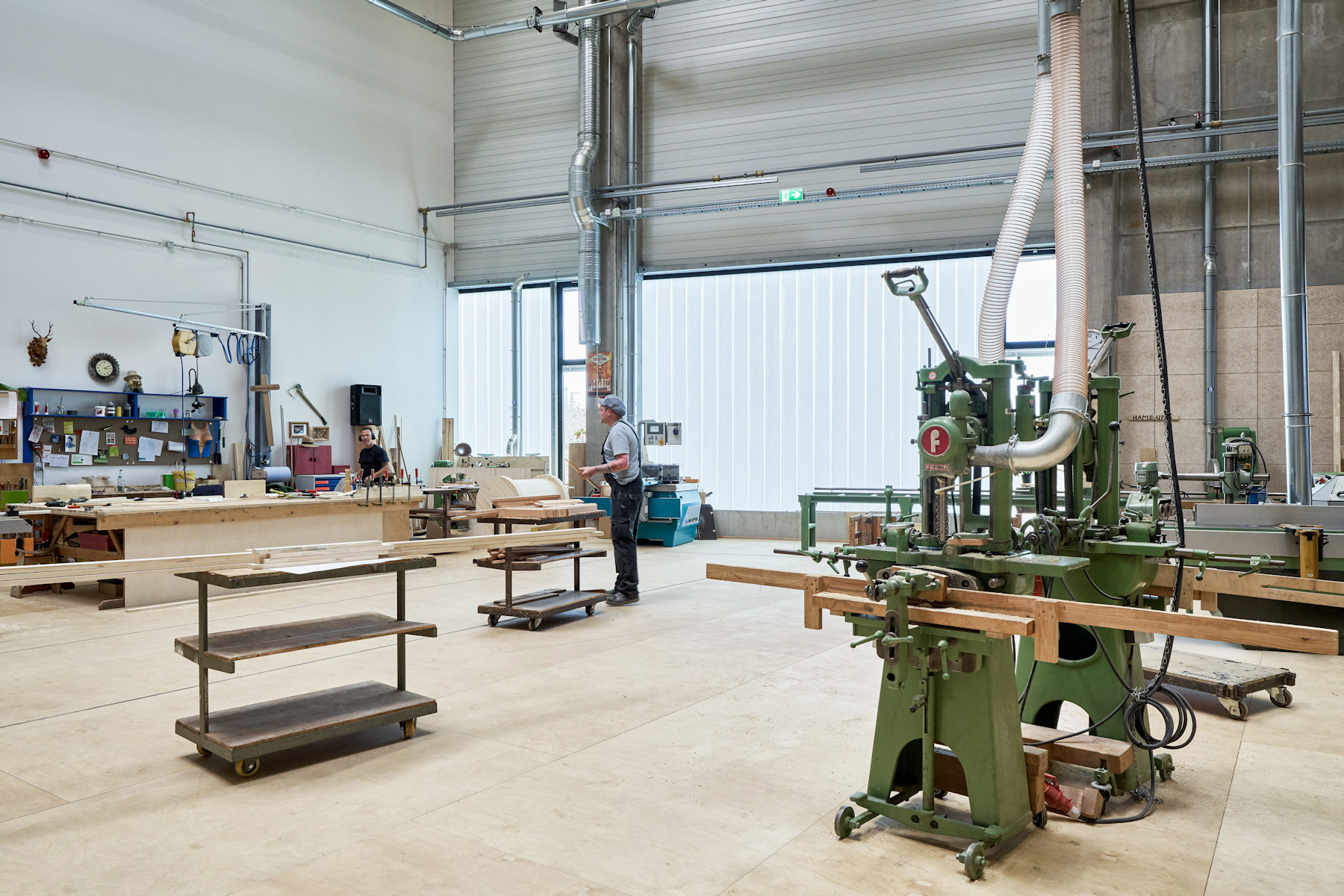 Die Innenansicht demonstriert den hohen Tageslichteintrag des von außen opak wirkenden Glases.