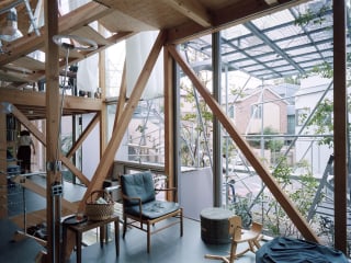 Ein Einfamilienhaus im Stadtteil Setagaya im Westen Tokios wendet sich dem Straßenraum mit einer Art Gerüstkonstruktion zu.