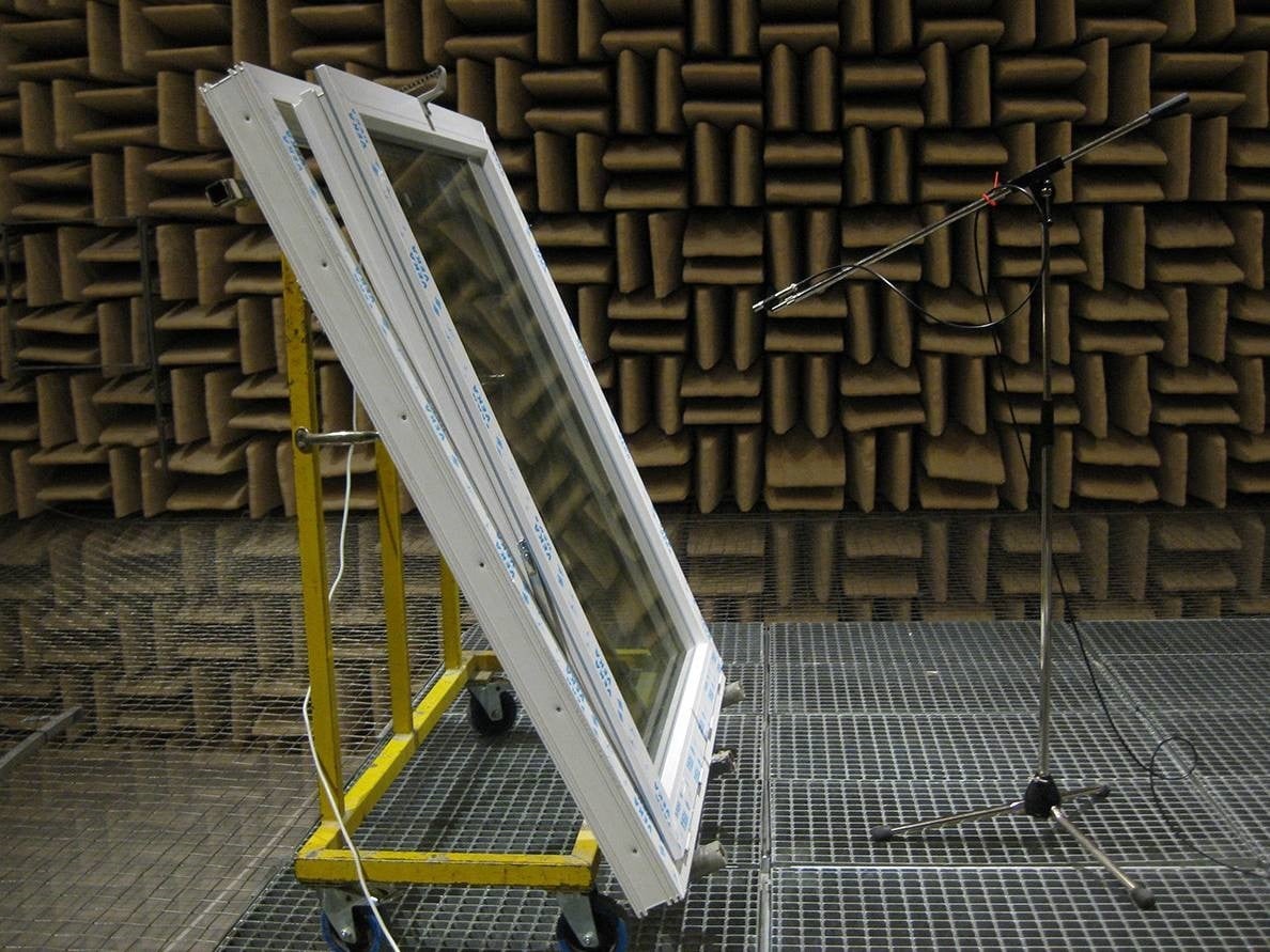 Ein Forscherteam des Fraunhofer IBP entwickelt eine automatische Schließung für Fenster, die wirksam wird, sobald der Gerschäuschpegel von außen ansteigt. Die Entwicklung der akustischen Fenstersteuerung schloss umfangreiche Testverfahren ein.