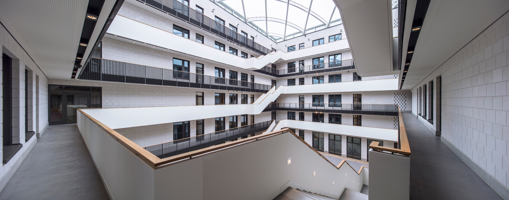 Das Atrium mit Wänden aus weißen Kalksandsteinen bildet das Herzstück des Zeisehofs.