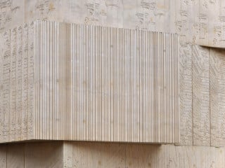 Durch Einlagen wie Matrizen oder Folien lässt sich das Spektrum der Gestaltungsmöglichkeiten von Sichtbetonoberflächen erweitern (Fassade des Museums für Architekturzeichnung in Berlin von Speech Tchoban & Kuznetsov, Moskau).