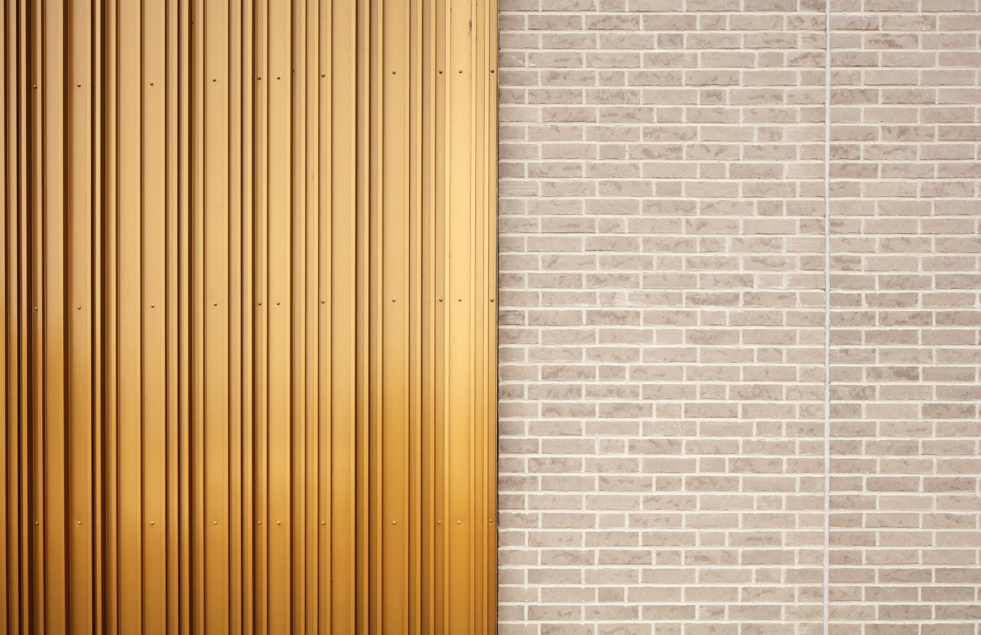 Licht und Schatten verleihen der Fassade eine bewegte Optik.
