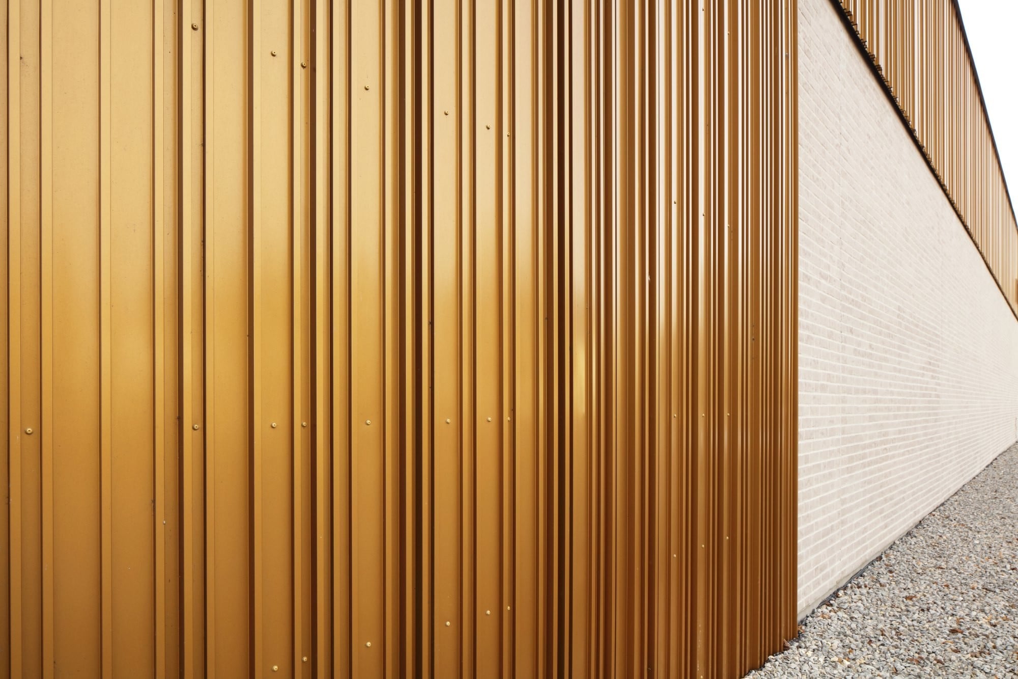 Goldfassade mit versteckter Botschaft