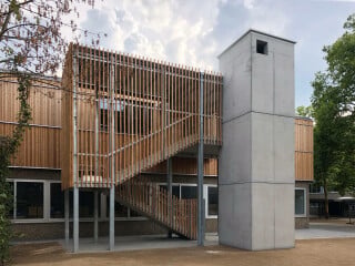 Den eingeschossigen Bestand aus den 1970er-Jahren stockten die Architekten von prosa um eine Etage in Holzbauweise auf (Ansicht Nord).