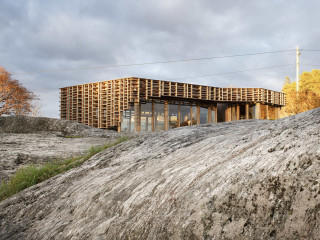 Das Ferienhaus liegt eingebettet in die felsige Küste der Insel Skåtøy, die zur norwegischen Gemeinde Kragerø gehört.
