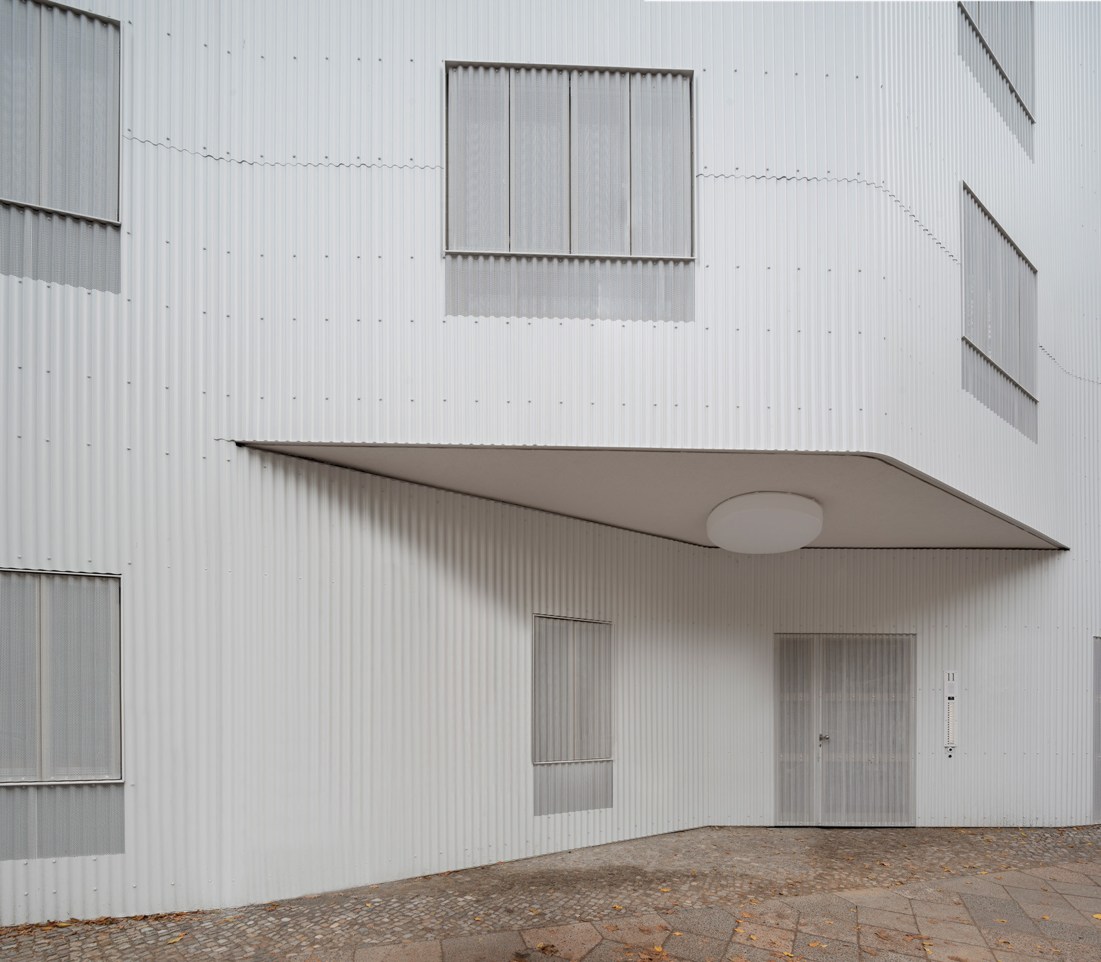 Der Eingang ist in der Fassade zurückversetzt.