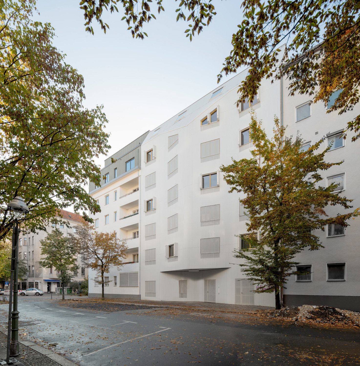 Sind die perforierten Klappläden geschlossen, scheint sich das Fassadenmaterial flächenbündig über die Fenster zu ziehen.